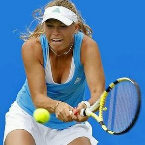 Caroline Wozniacki retourneert bal